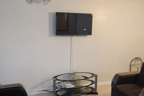 Spacious 3BR Haven in Tilbury with Free Parking