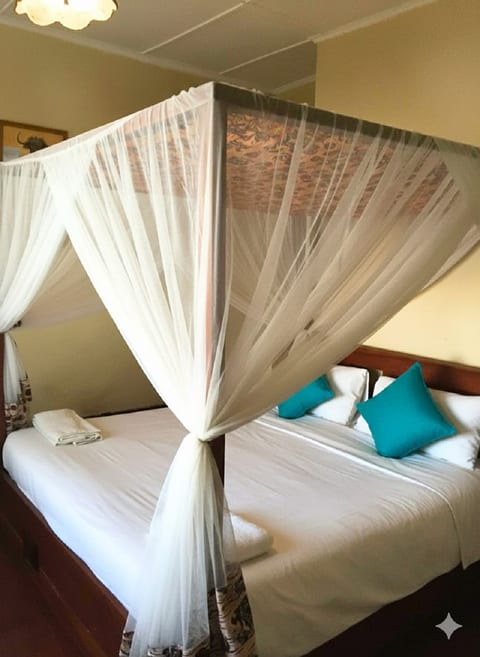 The Bay Cottage: 4BR Retreat in Cape Maclear