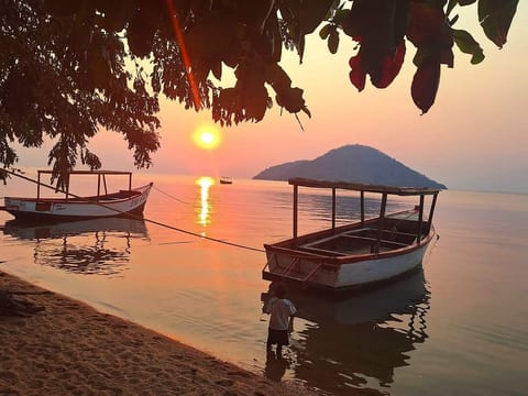 The Bay Cottage: 4BR Retreat in Cape Maclear