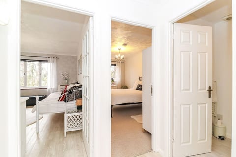 Cosy Garden Flat with Free Parking & Fast London Links | Sleeps 3