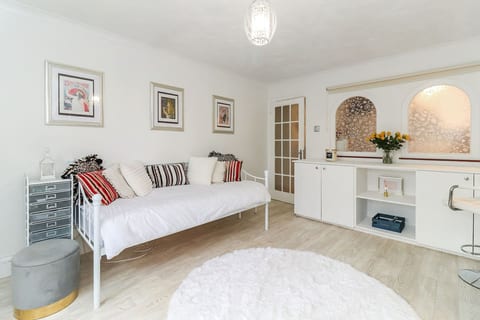 Cosy Garden Flat with Free Parking & Fast London Links | Sleeps 3