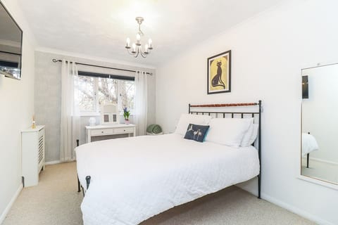 Cosy Garden Flat with Free Parking & Fast London Links | Sleeps 3