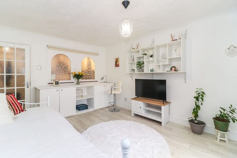 Cosy Garden Flat with Free Parking & Fast London Links | Sleeps 3