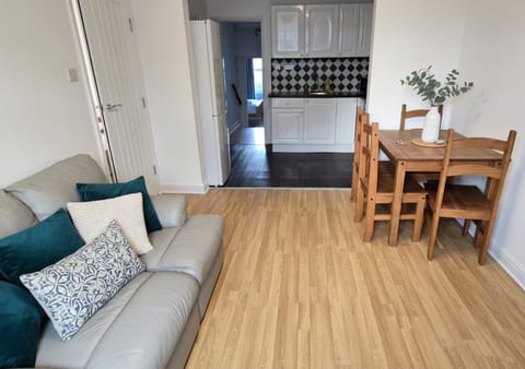 Woodside Comfort 2BED Lots of Shop &Transport Link
