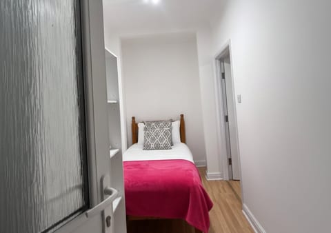 Woodside Comfort 2BED Lots of Shop &Transport Link