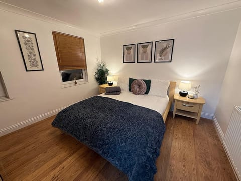 Large 5BR House | Parking | WiFi | Garden in Essex