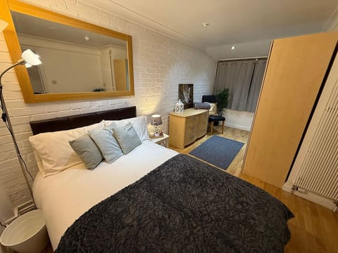 Large 5BR House | Parking | WiFi | Garden in Essex