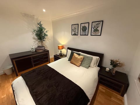 Large 5BR House | Parking | WiFi | Garden in Essex