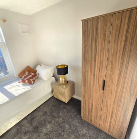 West Midlands Home - 3BR w/FREE Parking and WIFI
