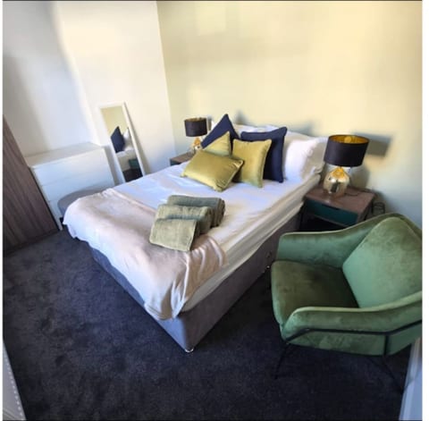 West Midlands Home - 3BR w/FREE Parking and WIFI