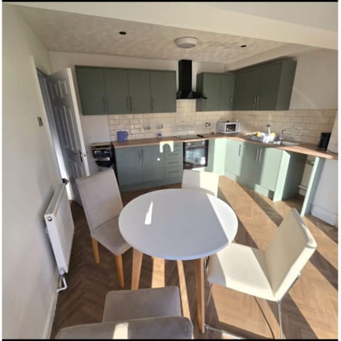 West Midlands Home - 3BR w/FREE Parking and WIFI