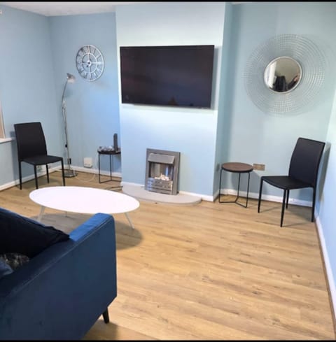 West Midlands Home - 3BR w/FREE Parking and WIFI