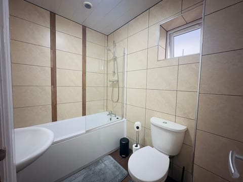 Spacious 6-Bedroom Terraced House | Sleeps 8 | Near City Centre