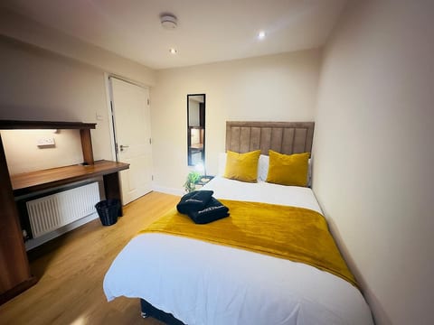 Spacious 6-Bedroom Terraced House | Sleeps 8 | Near City Centre