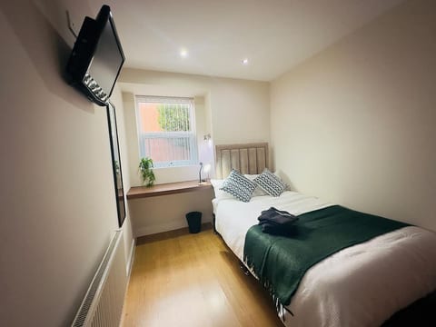 Spacious 6-Bedroom Terraced House | Sleeps 8 | Near City Centre
