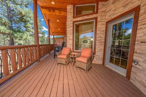6BR Stylish, spacious, classy custom cabin image 3