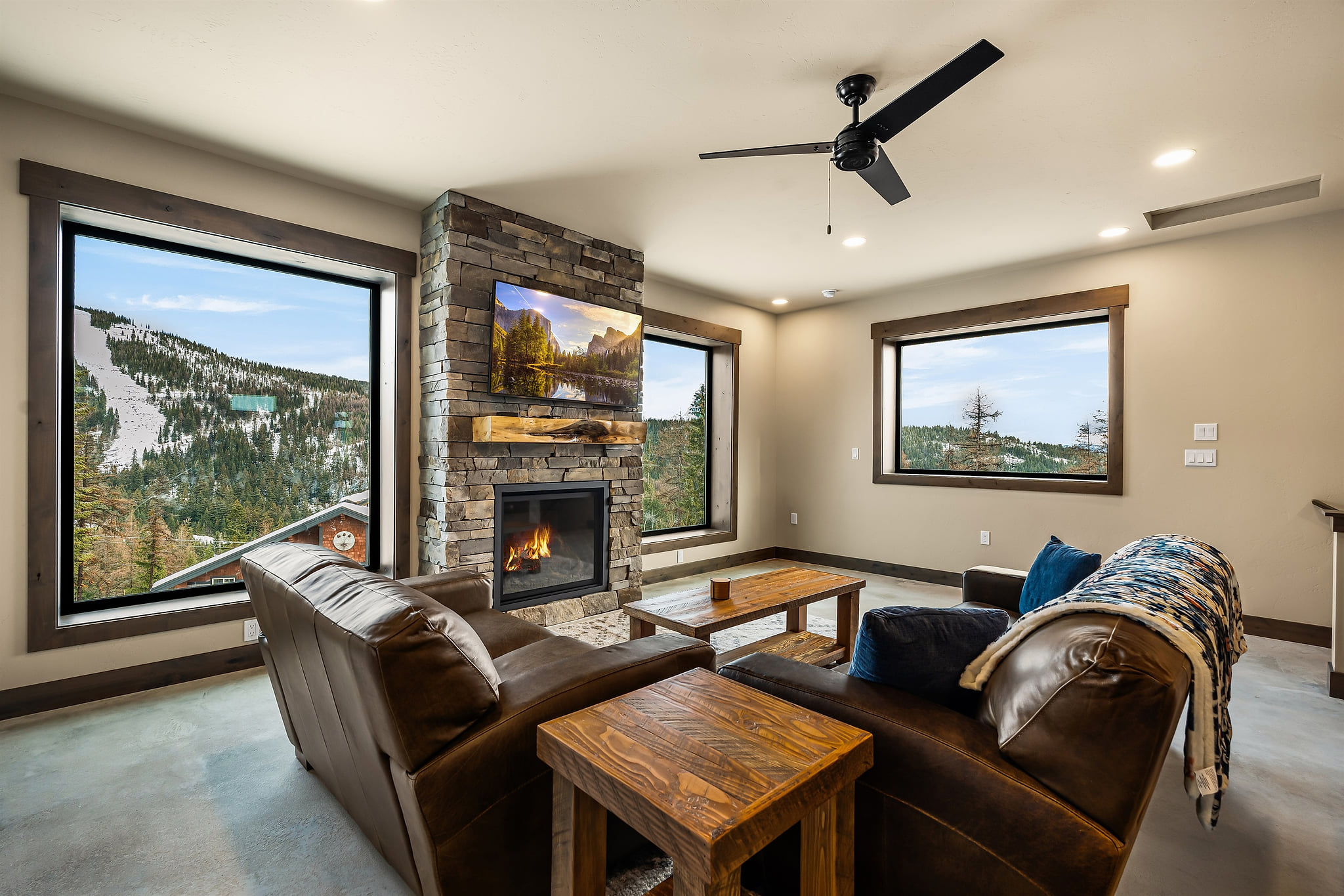 Family room, Gas Fireplace, Leather couches, Ceiling fan