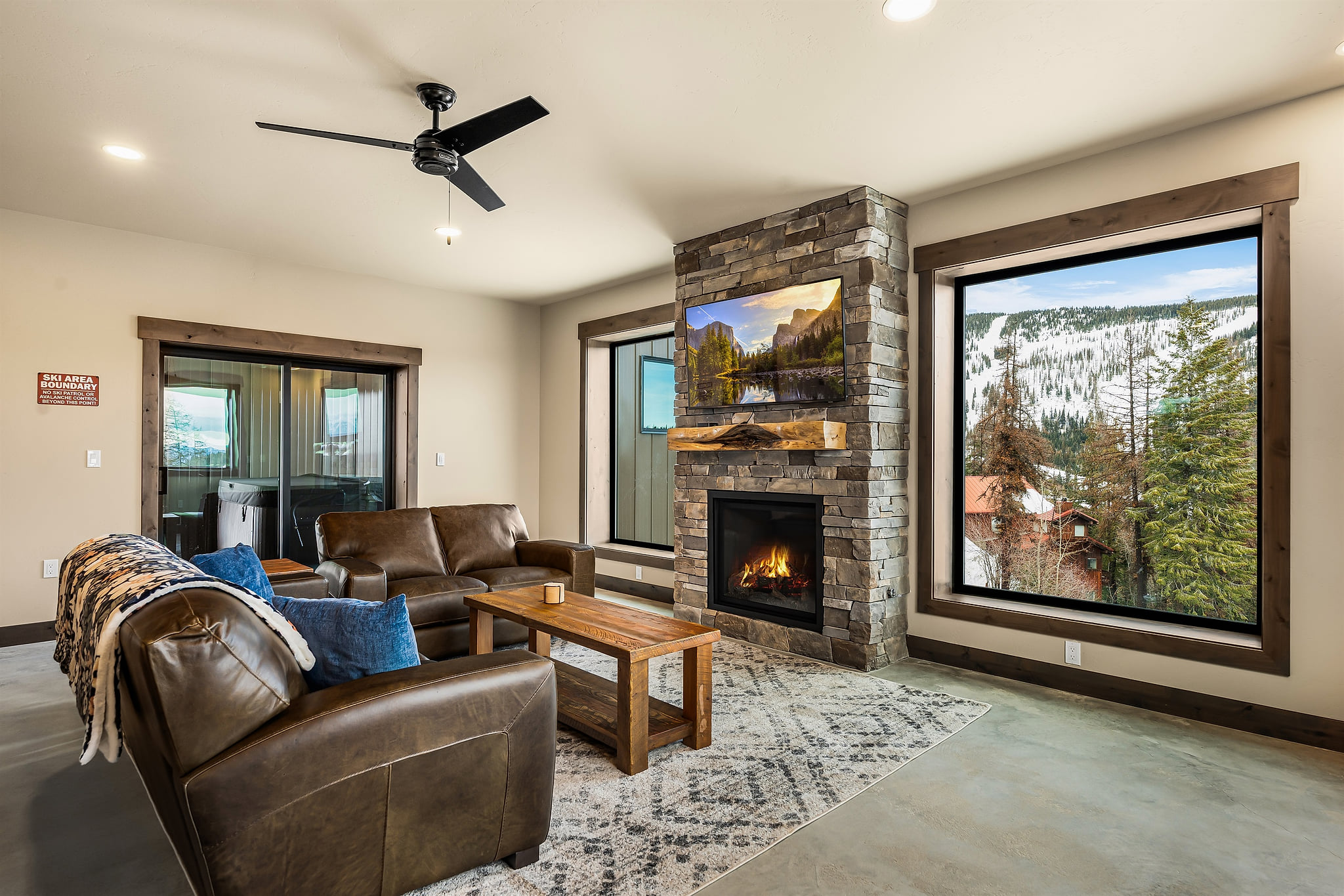 Family room, Gas Fireplace, Leather couches, Ceiling fan