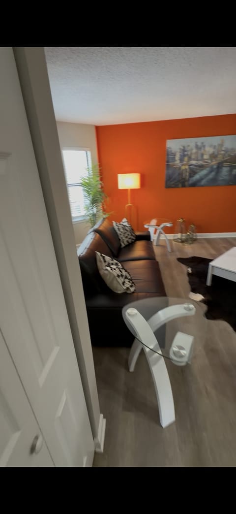 The Orange Lux Modern 2bdrm Retreat in Uptown CLT