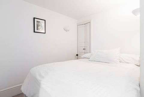 Light and airy apartment close to museums image 5