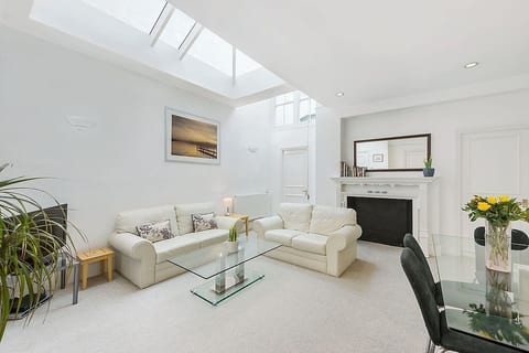 Light and airy apartment close to museums image 2
