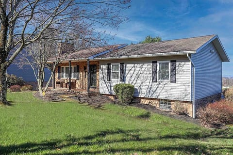 Morgantown Stay • Near Trails, Deck & Fire Pit