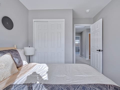 Brand new! 2 King beds, parking, pet friendly, gym image 5