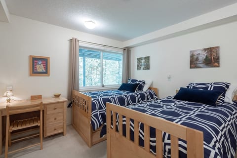 Northwest Portland Forest View Quiet Family Home