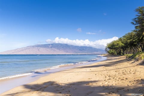 Beautiful sandy beach just steps from Hale Kai O’Kihei, with sweeping Pacific Ocean and West Maui views.