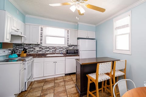 Fully equipped kitchen perfect for that home cooked meal by the beach.
