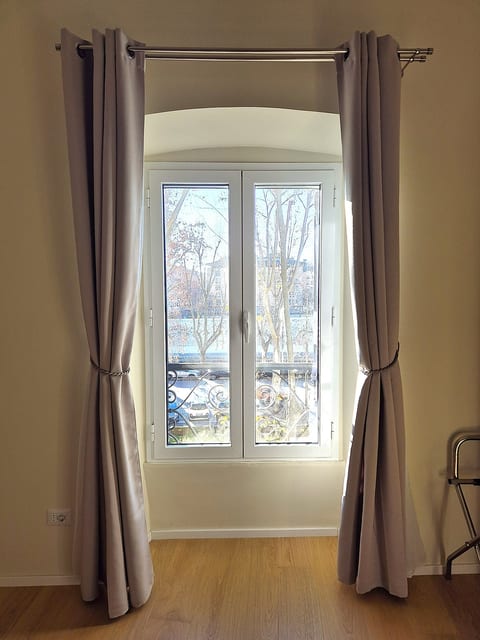 Luxury suite with private bathroom and view image 31