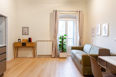 Luxury suite with private bathroom and view image 1