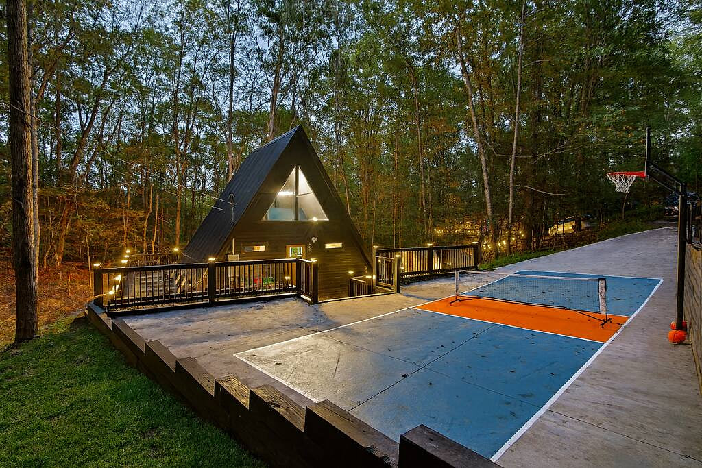 A-Frame w/Fire Pit, Hot Tub, Sauna, Sports Court
