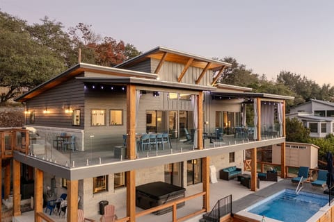 A private Hill Country escape with jaw-dropping Canyon Lake views, designed for sunrise coffees, golden-hour photos, and nights under big Texas skies.