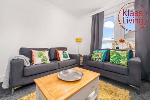Designed with business stays in mind, this cosy relaxation area at Klass Living Short Lets & Serviced Accommodation Airdrie offers a calm and comfortable retreat after meetings, site visits, or a full working day.