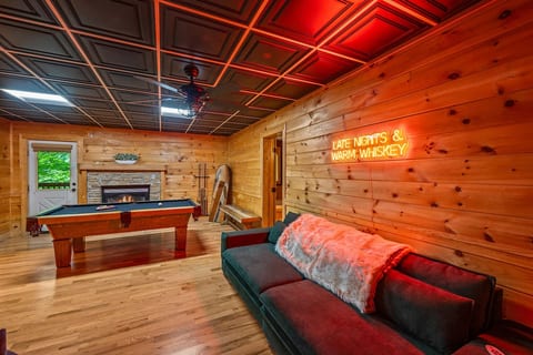 4-Bedroom Retreat with Hot Tub