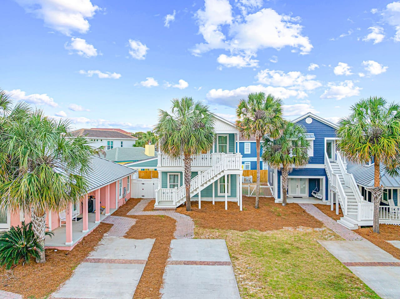 A three house compound with total privacy, perfect for big groups!