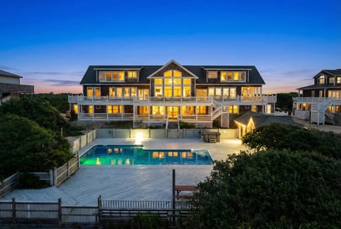 LuxStayUSA | Mark Twain Oceanfront - 4x4 OBX