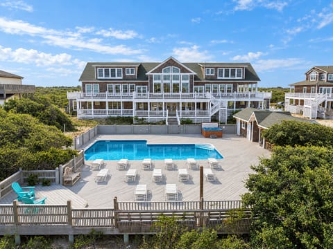 Oceanfront Estate — The Mark Twain at Sunset, 18BR on 3 Private Acres, Corolla 4x4 Beach, Private Pool & Hot Tub, Sleeps 40