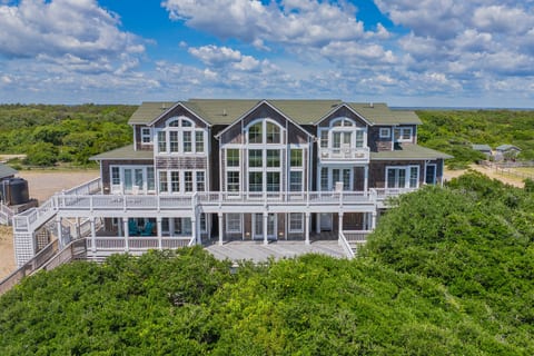 LuxStayUSA | Hemingway Oceanfront – 4x4 OBX