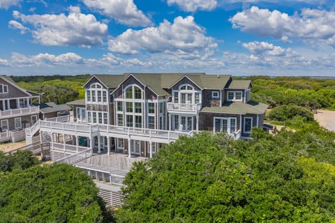 LuxStayUSA | Hemingway Oceanfront – 4x4 OBX