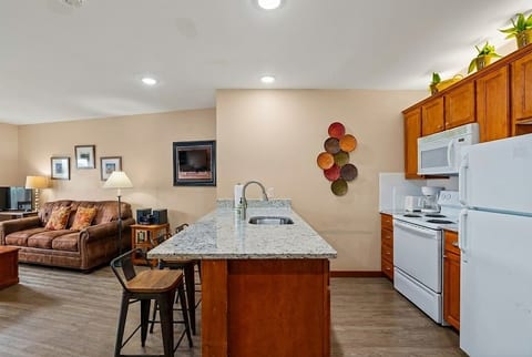 LuxStayUSA | Poolview Serenity(AS 326)