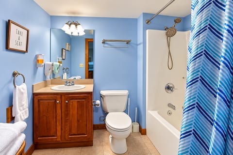 Get ready for the day in this fully appointed bathroom!
