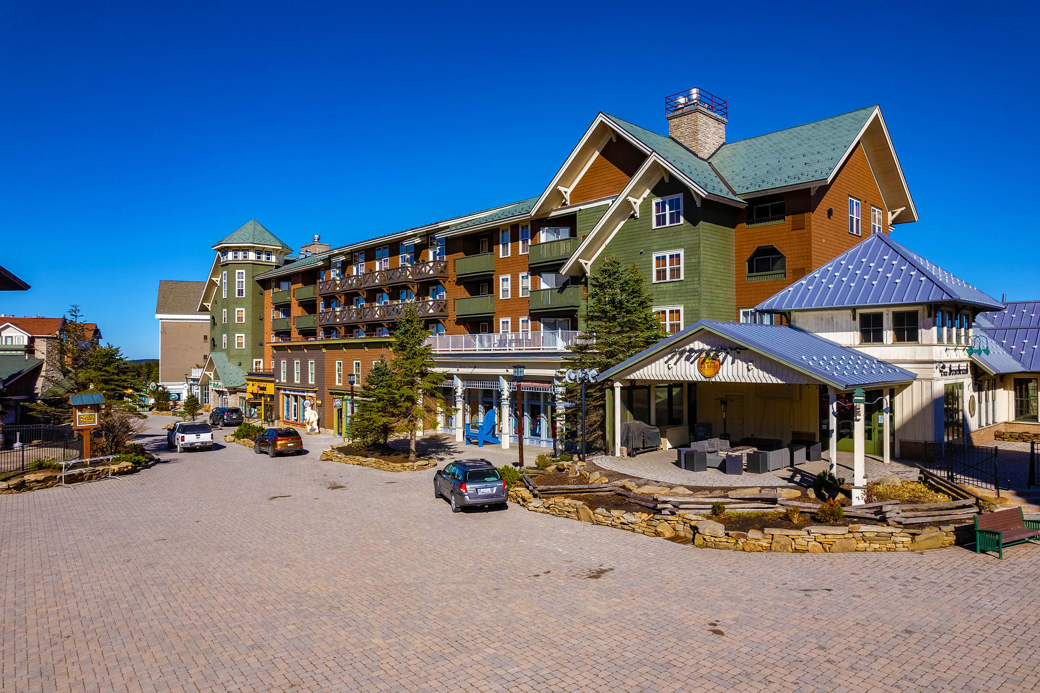 Welcome to Highland House! Your home away from home! Guest Review Highlight Koby Kluczyk: "Highland House 207 is beautiful! The location on the mountain is unbeatable—easy access to the slopes, restaurants, and bars."