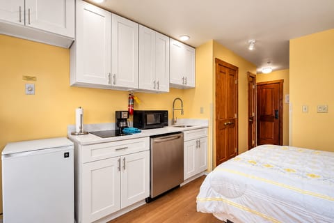 Guest Review Highlight Andrew MacInnes: "The kitchen had everything we needed for light cooking and leftovers, which made our stay even more enjoyable. It was the perfect getaway, and we’re already planning to return!"