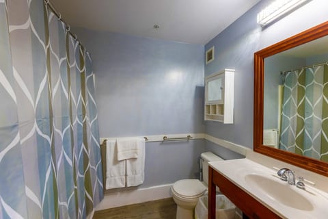 Relax and refresh In this Full Standard Bathroom!