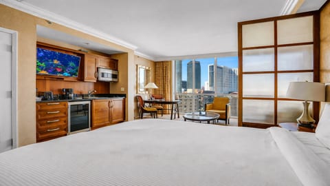 Wake up in this Plush bed with a view!