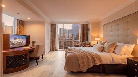 Las Vegas Strip View — King Suite, 7th Floor, Private Ensuite, Panoramic City Sightline