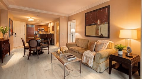 Las Vegas Suite — Open-Plan Living and Dining Area, 900 Sq Ft of Separate Living Space