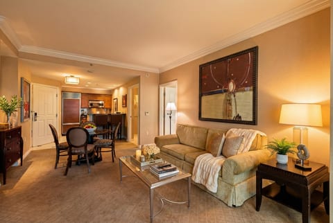 🛋️ 900 Sq. Ft. Luxury: Separate living & dining areas so you can spread out in comfort.